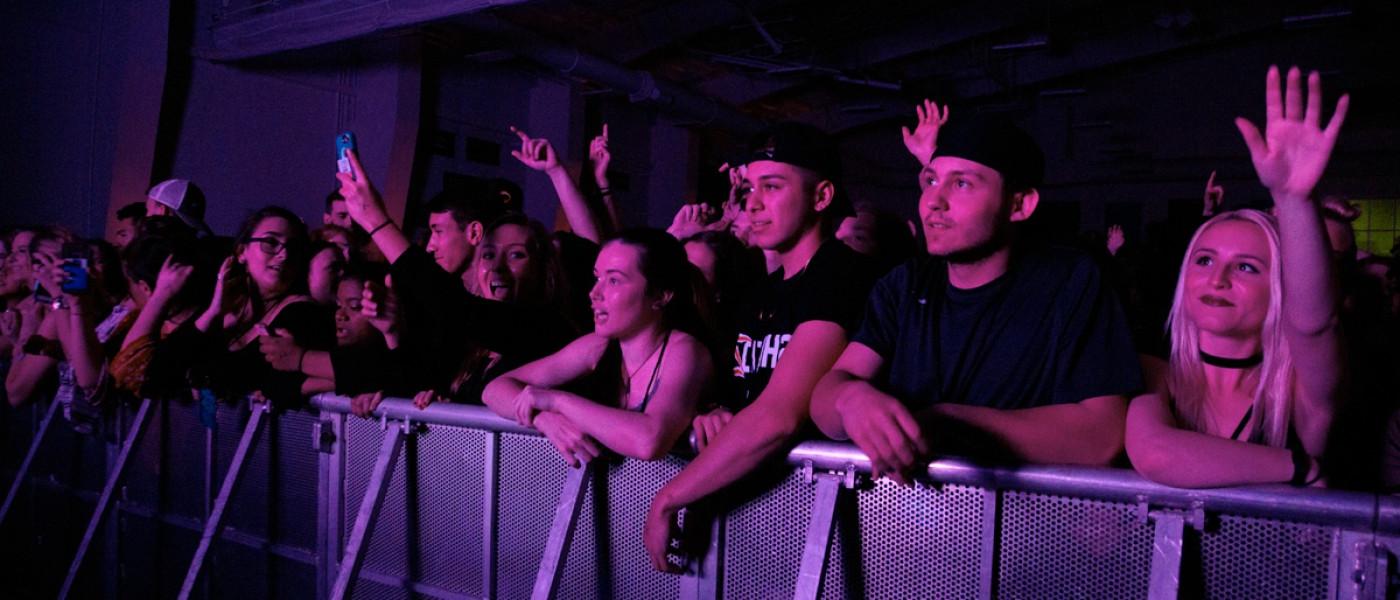 学生 front row at a U N E spring concert